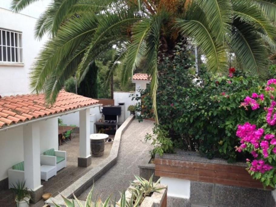 Moderna villa con piscina y amplio jardín House in Castelldefels