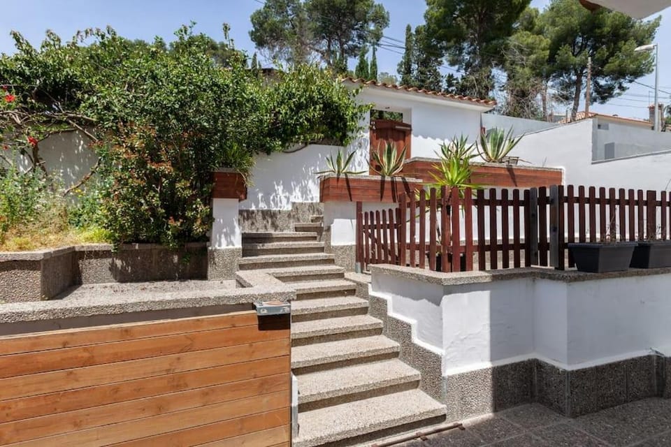 Moderna villa con piscina y amplio jardín House in Castelldefels