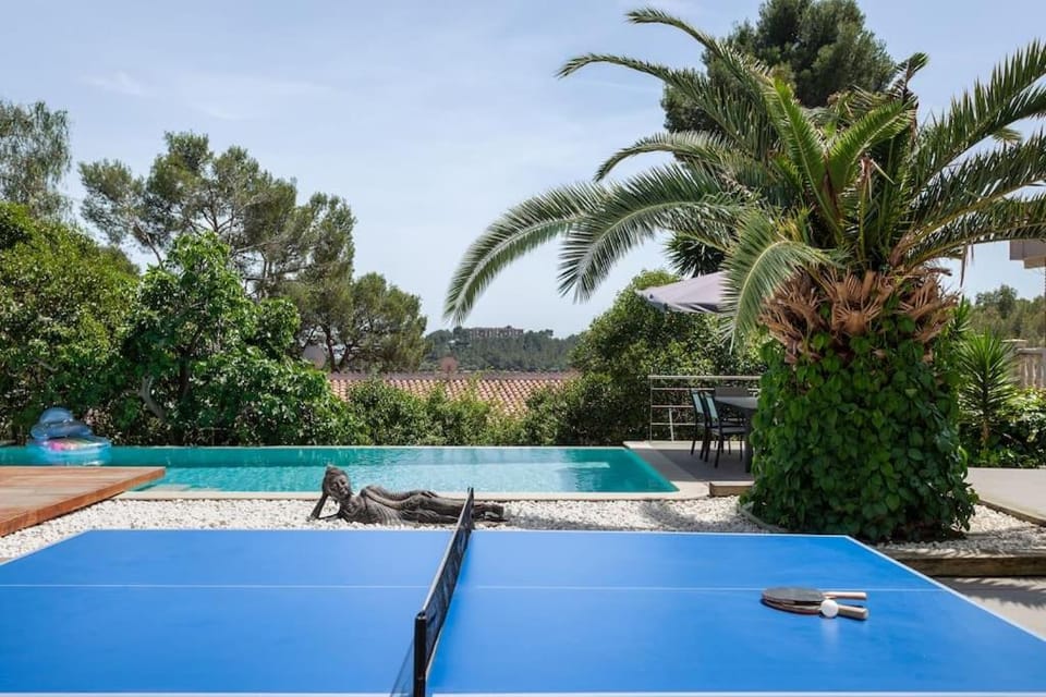 Moderna villa con piscina y amplio jardín House in Castelldefels