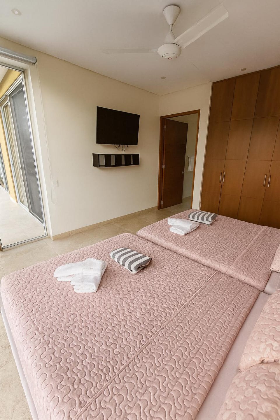 Bed, TV and multimedia, Bedroom