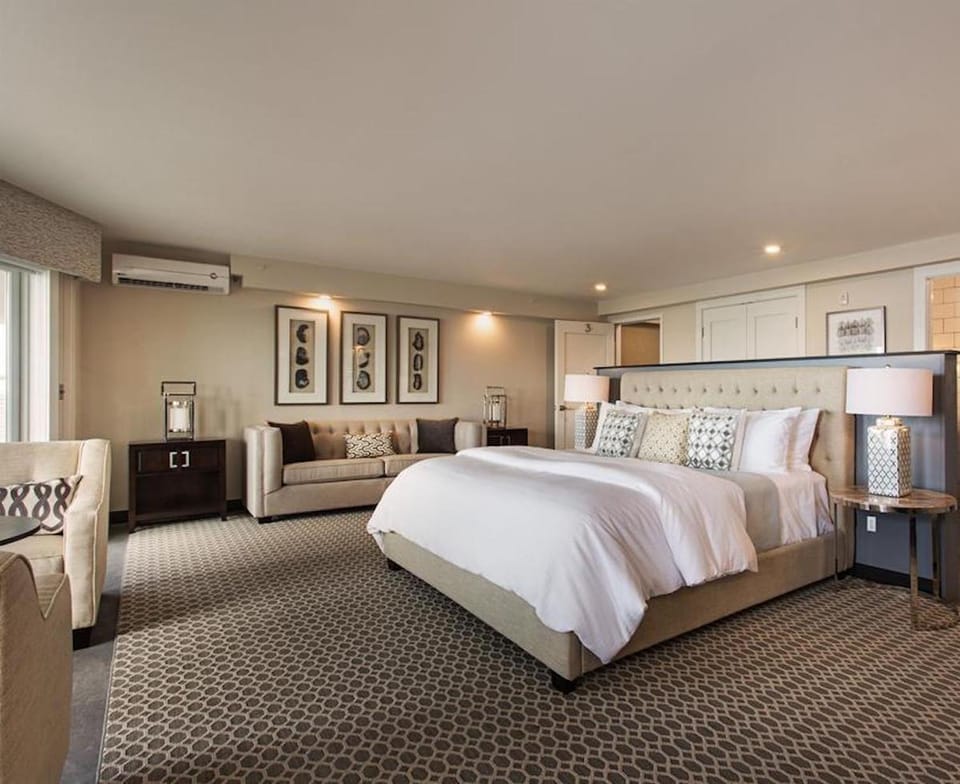 Photo of the whole room, Sea view