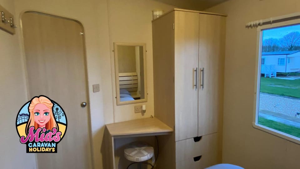 Bedroom, wardrobe
