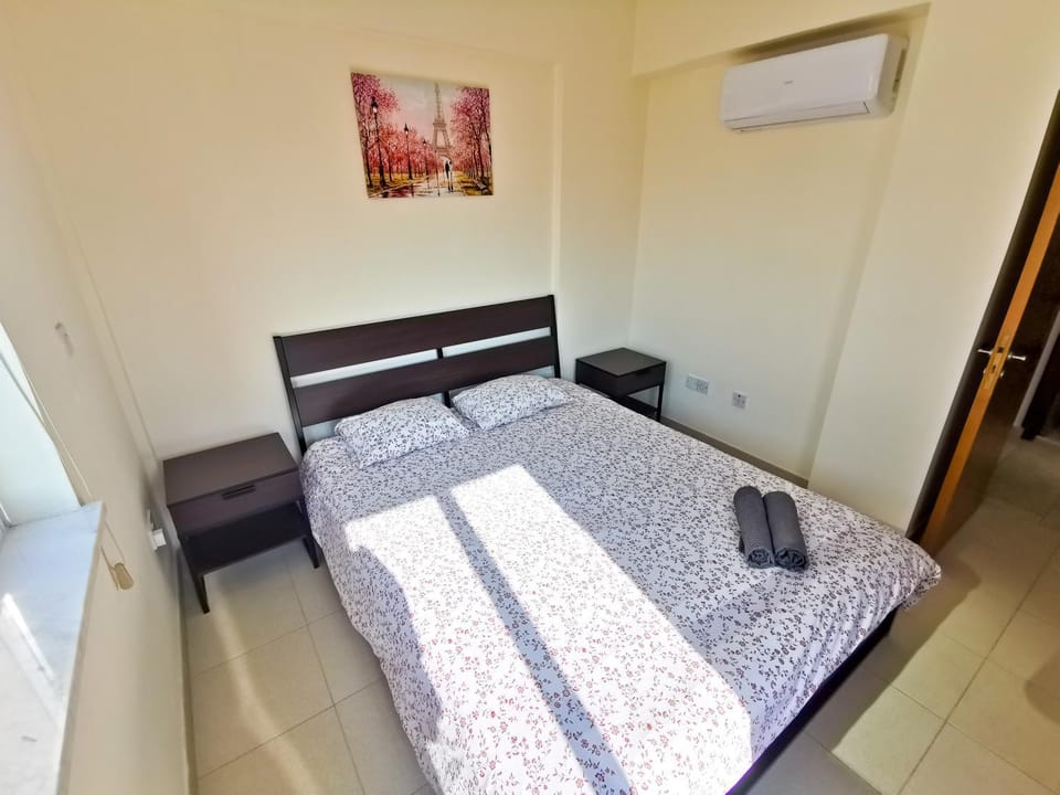 Bed, Bedroom, towels, air conditioner