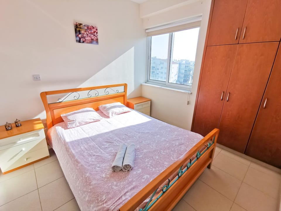 Bed, Bedroom, towels, wardrobe