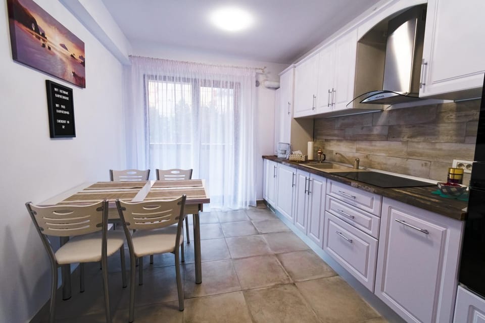 Coffee/tea facilities, Kitchen or kitchenette, Dining area