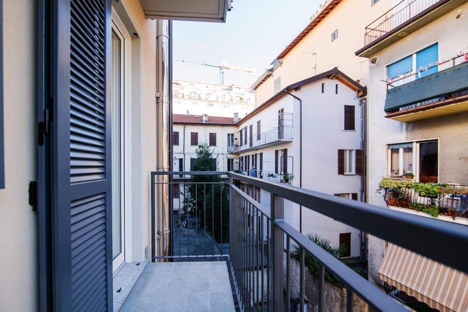 Neighbourhood, Balcony/Terrace