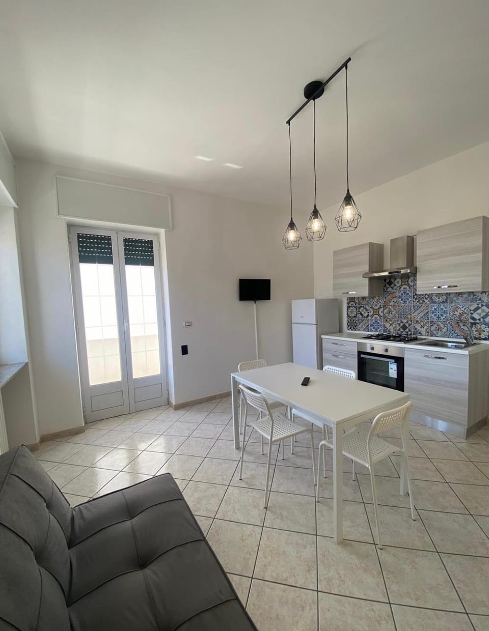 TV and multimedia, Kitchen or kitchenette, Living room, Seating area, Dining area, oven, stove