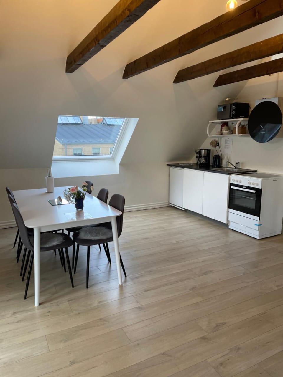 Kitchen or kitchenette, Dining area