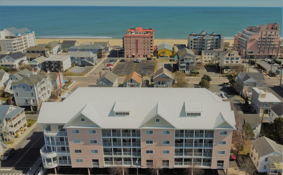 Property building, View (from property/room), City view, City view, Sea view, Sea view