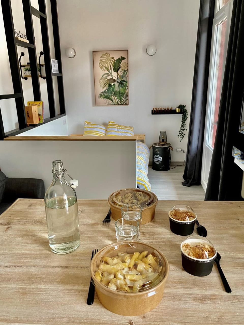 Bed, Food close-up, Neighbourhood, Living room, Food and drinks, Decorative detail, Bedroom, Food