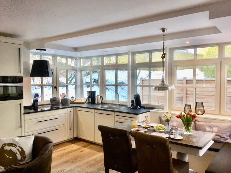 Kitchen or kitchenette, Dining area