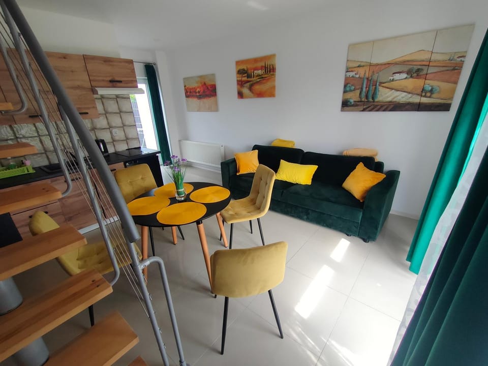 Kitchen or kitchenette, Living room, Seating area, Dining area