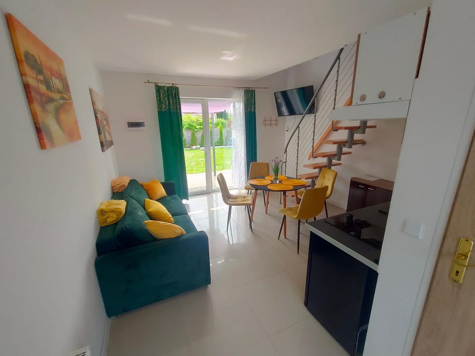 TV and multimedia, Kitchen or kitchenette, Living room, Seating area, Dining area