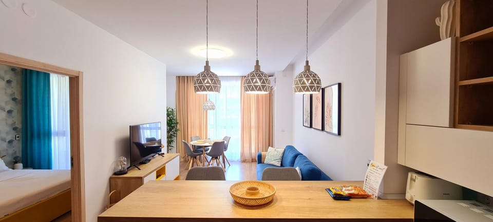 Communal lounge/ TV room, TV and multimedia, Living room, Seating area, Dining area