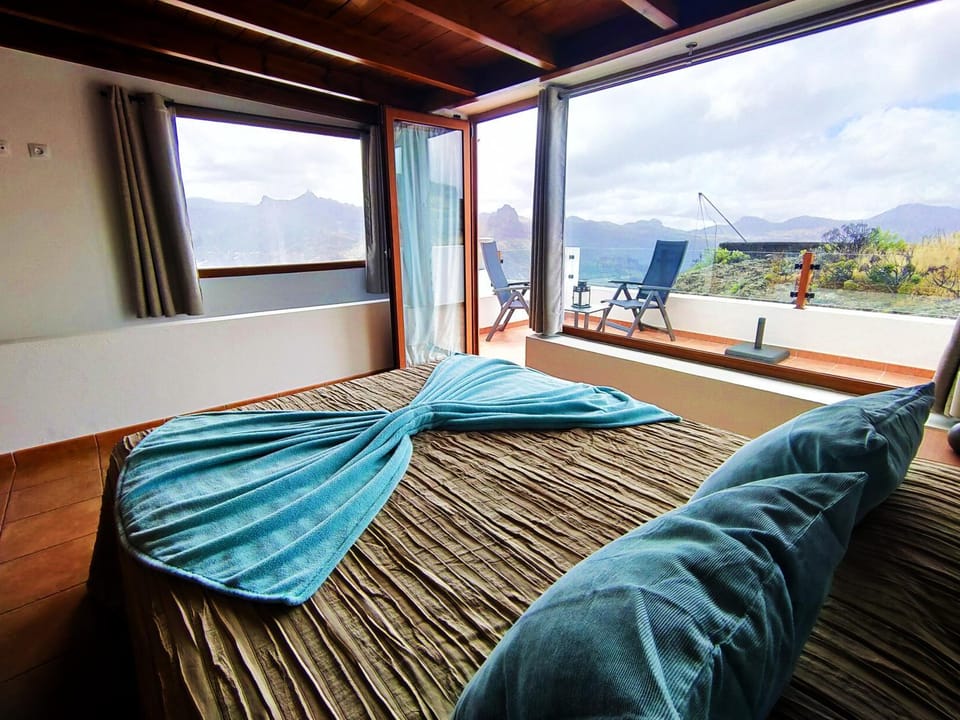 Property building, View (from property/room), Balcony/Terrace, Balcony/Terrace, Photo of the whole room, Decorative detail, Landmark view, Mountain view