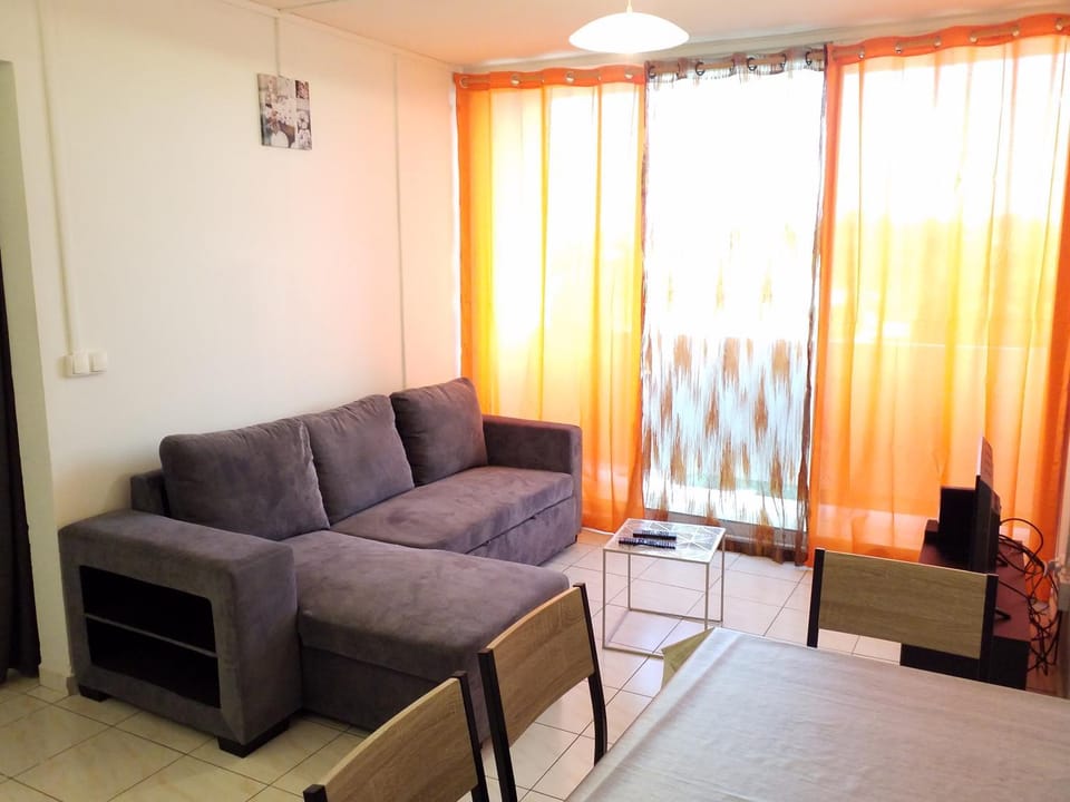 Place of worship, TV and multimedia, Balcony/Terrace, Living room, Seating area, City view, locker