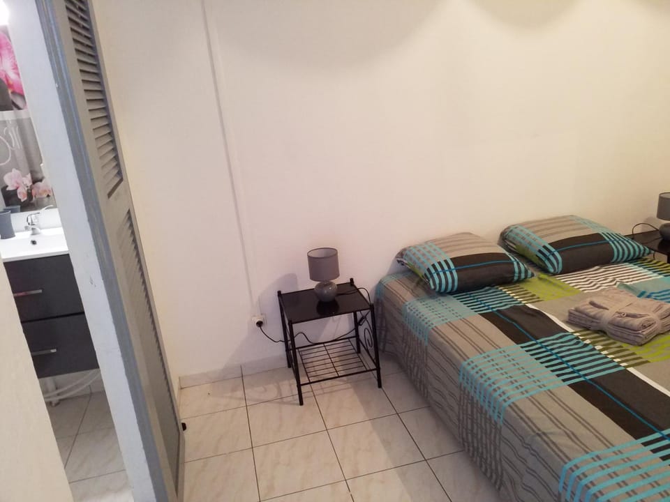 Bed, Bedroom, storage, towels, wardrobe