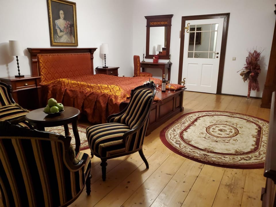 Bed, Photo of the whole room, Seating area