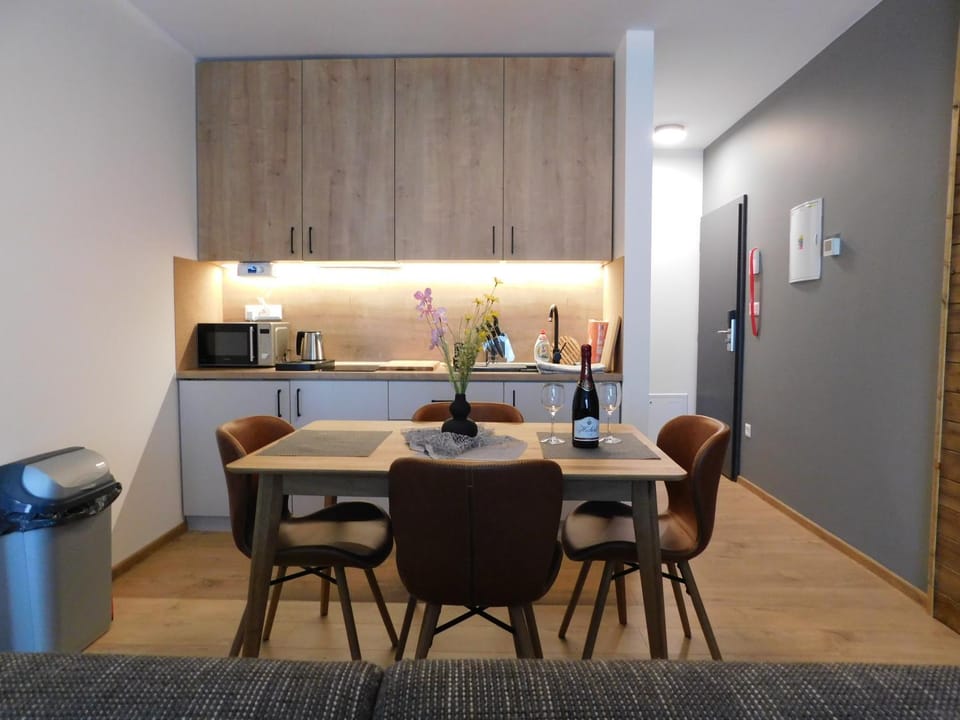 Kitchen or kitchenette, Dining area