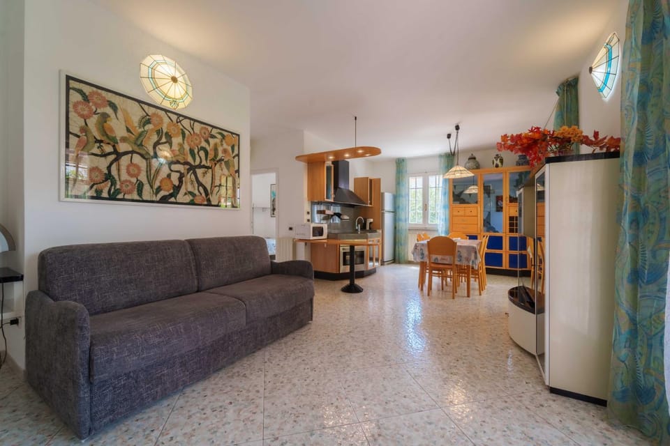 Kitchen or kitchenette, Living room, Seating area, kitchen