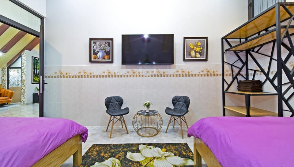 Bed, TV and multimedia, Photo of the whole room, Seating area, Bedroom