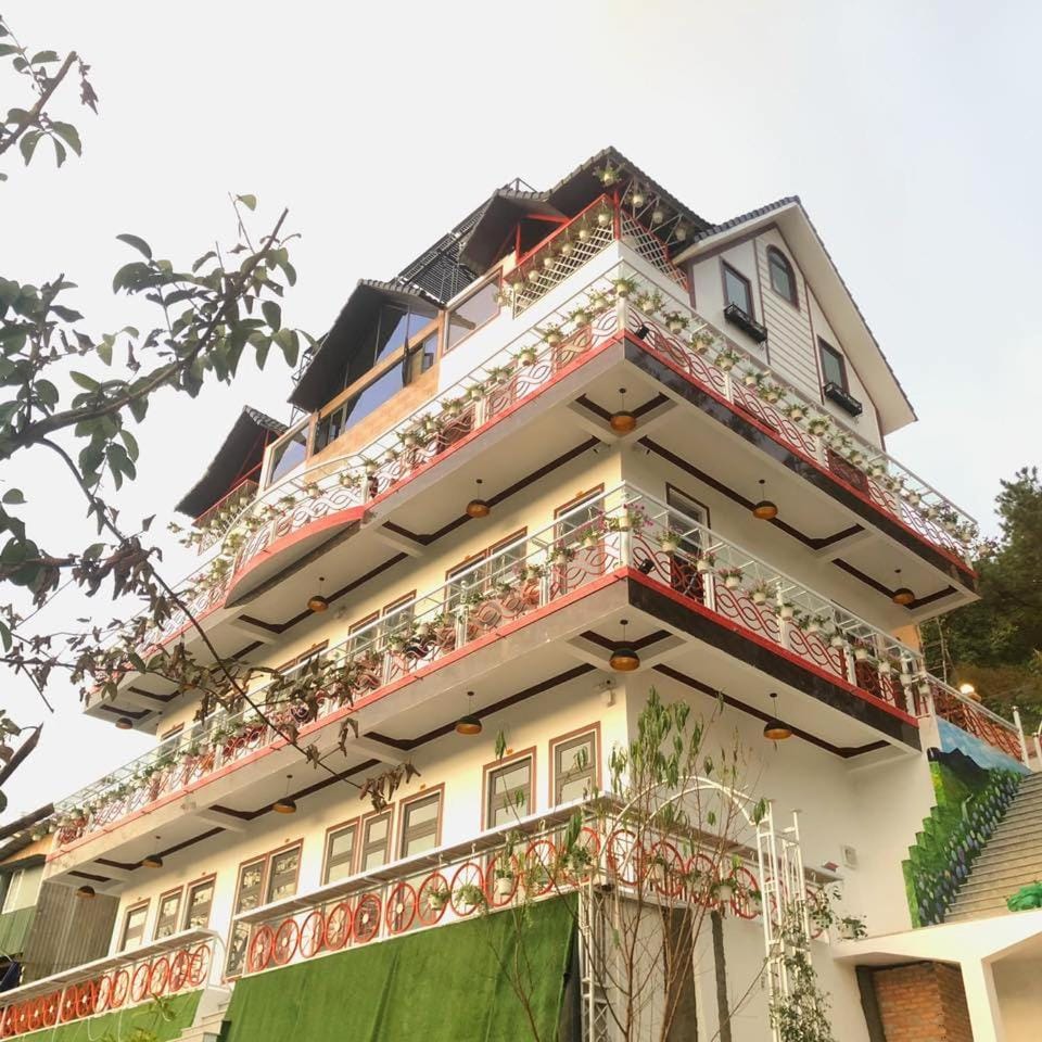 Property building, Day, Balcony/Terrace
