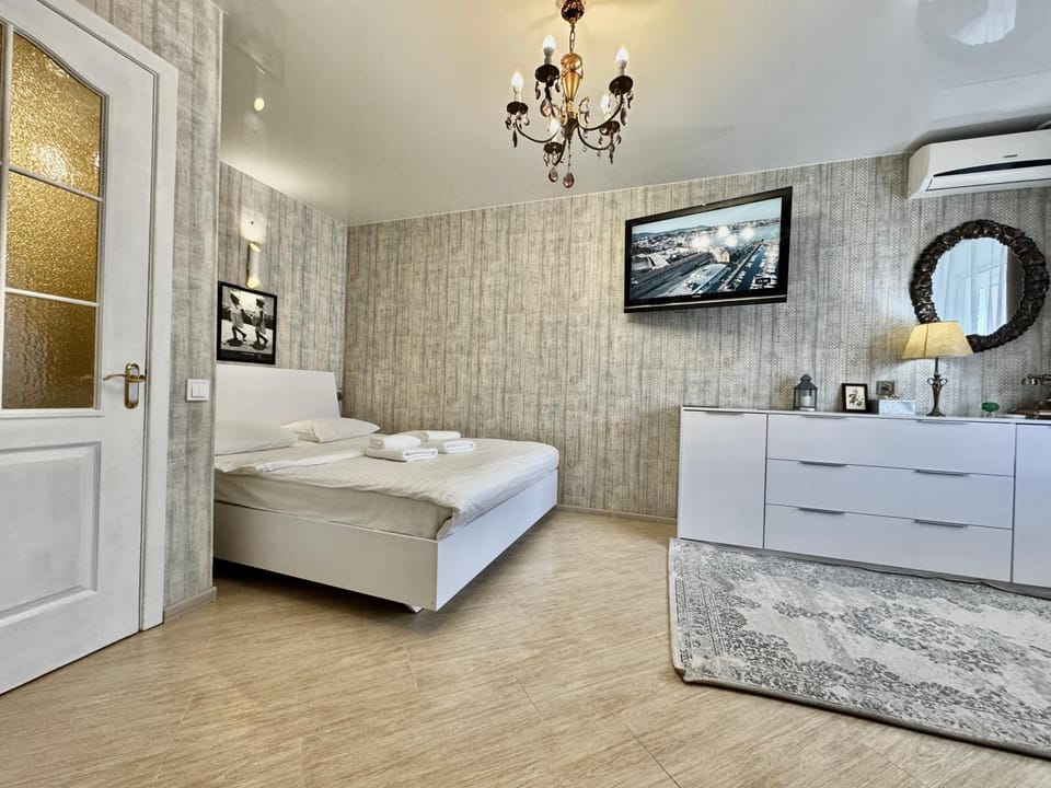 Bed, TV and multimedia, Photo of the whole room, Bedroom, towels
