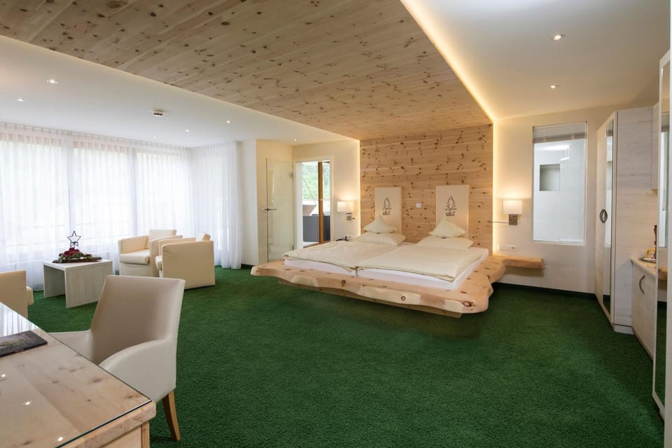 Bed, Photo of the whole room, Seating area
