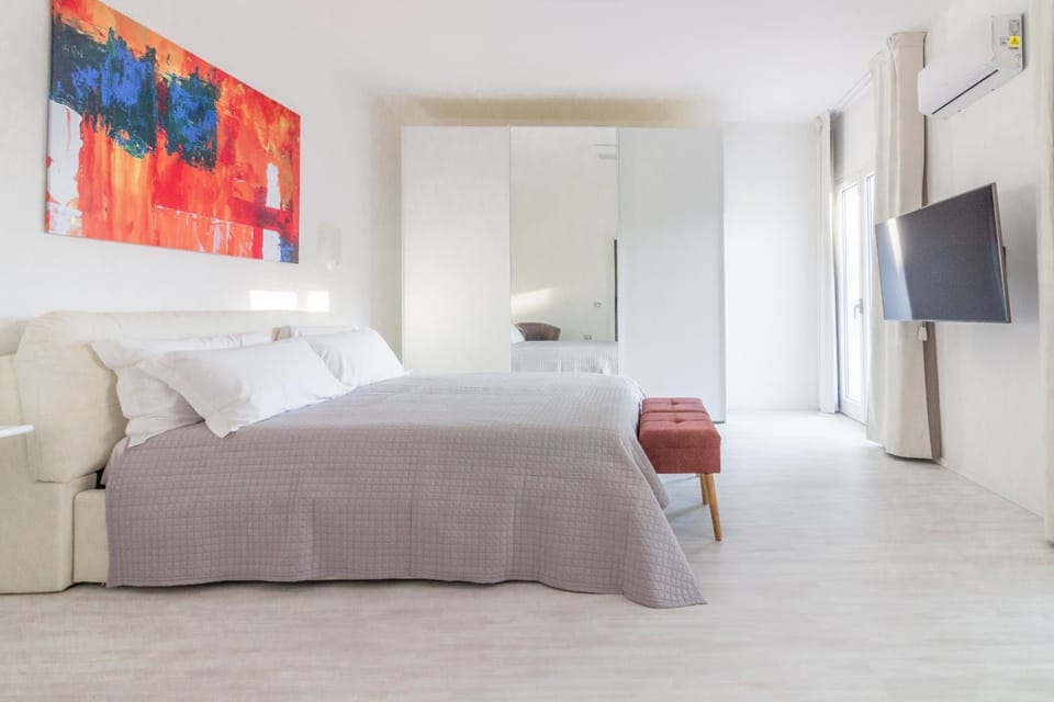 Bed, TV and multimedia, Bedroom