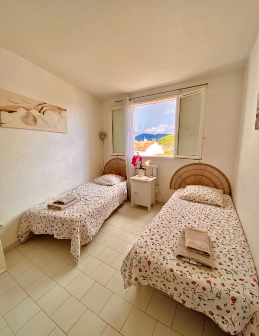 2 bedrooms, 15 min walk to beach, AC, pool & fiber internet in a quiet, private gated domain 5kms to St Tropez Apartment in Cogolin