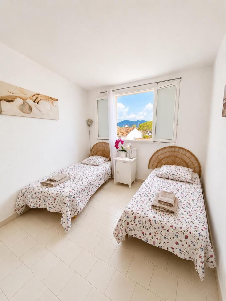 2 bedrooms, 15 min walk to beach, AC, pool & fiber internet in a quiet, private gated domain 5kms to St Tropez Apartment in Cogolin