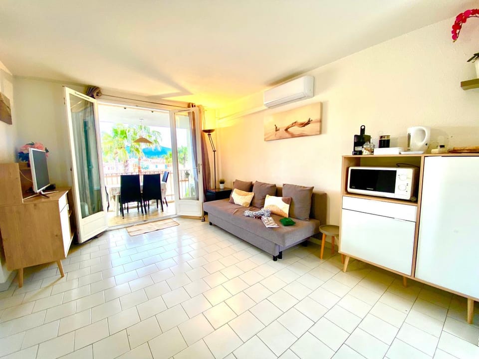 2 bedrooms, 15 min walk to beach, AC, pool & fiber internet in a quiet, private gated domain 5kms to St Tropez Apartment in Cogolin