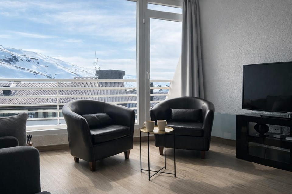 Natural landscape, TV and multimedia, View (from property/room), Living room, Seating area, Mountain view, Entertainment, Sunset