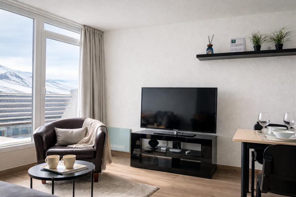 TV and multimedia, View (from property/room), Living room, Seating area, Evening entertainment, City view, Mountain view, Street view, Entertainment, internet