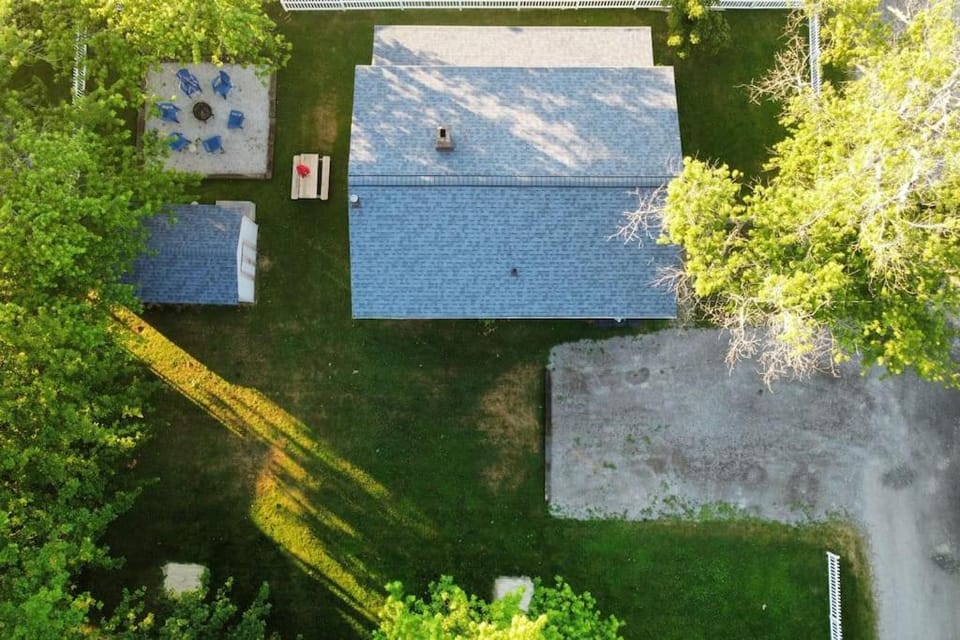 5 Bedroom Lakeside Home Sleeps 12 - Shared Lake Access, Large Yard, Central Air, Fire Pit, Horseshoes & More! House in Geneva-on-the-Lake