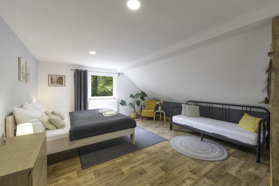 Bed, Photo of the whole room, Seating area, Bedroom