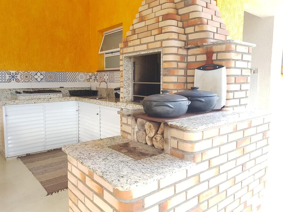 BELA CASA TERREA PRAIA LAGOINHA, UBATUBA com piscina, Ar condicionado, churrasqueira, forno a lenha, wifi House in State of São Paulo