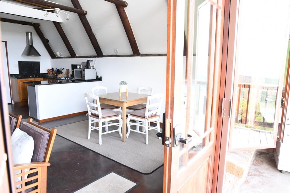 Kitchen or kitchenette, Seating area, Dining area