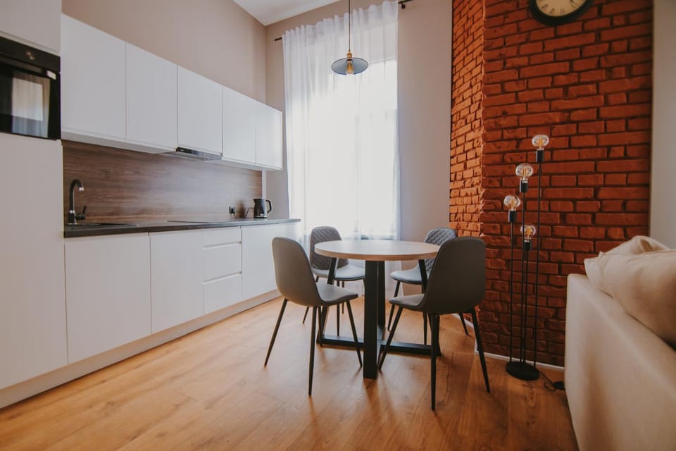 Kitchen or kitchenette, Dining area