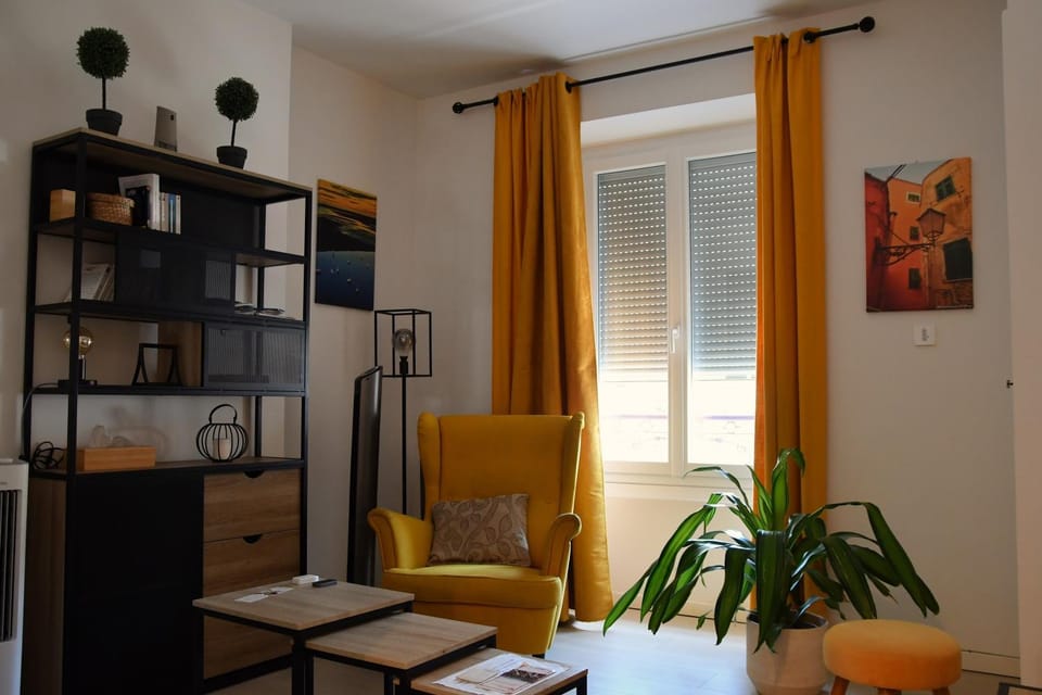 TV and multimedia, Living room, Seating area, internet