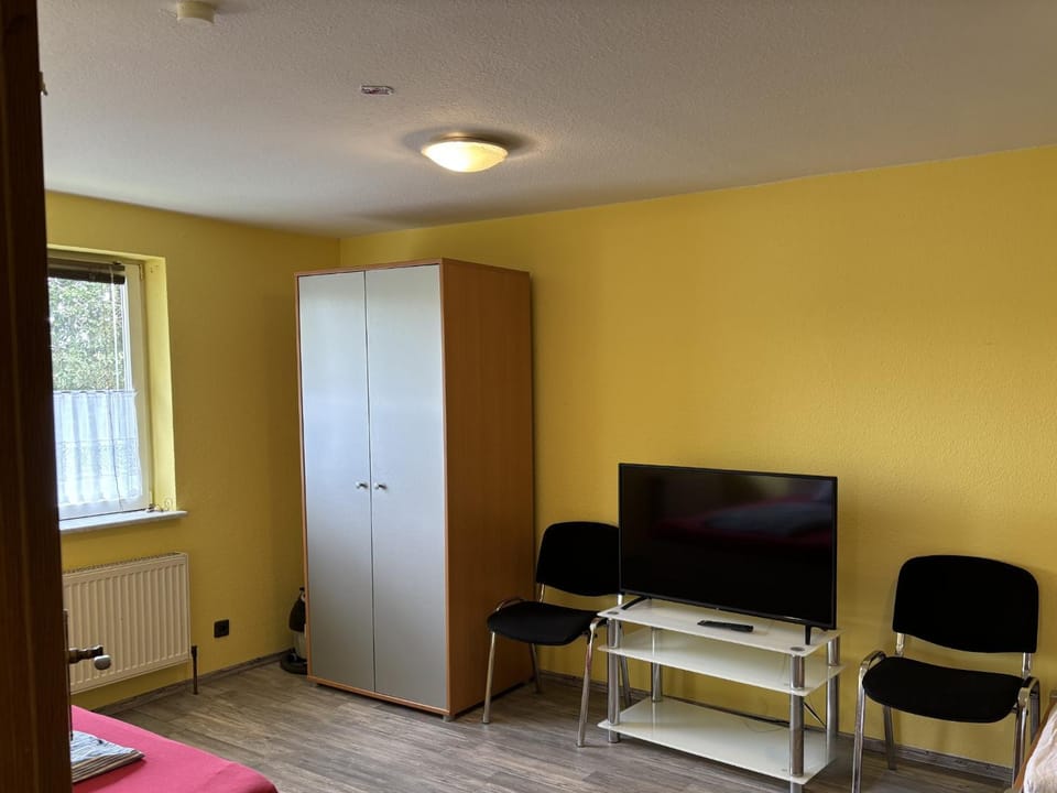 Bed, TV and multimedia, Seating area, internet, wardrobe
