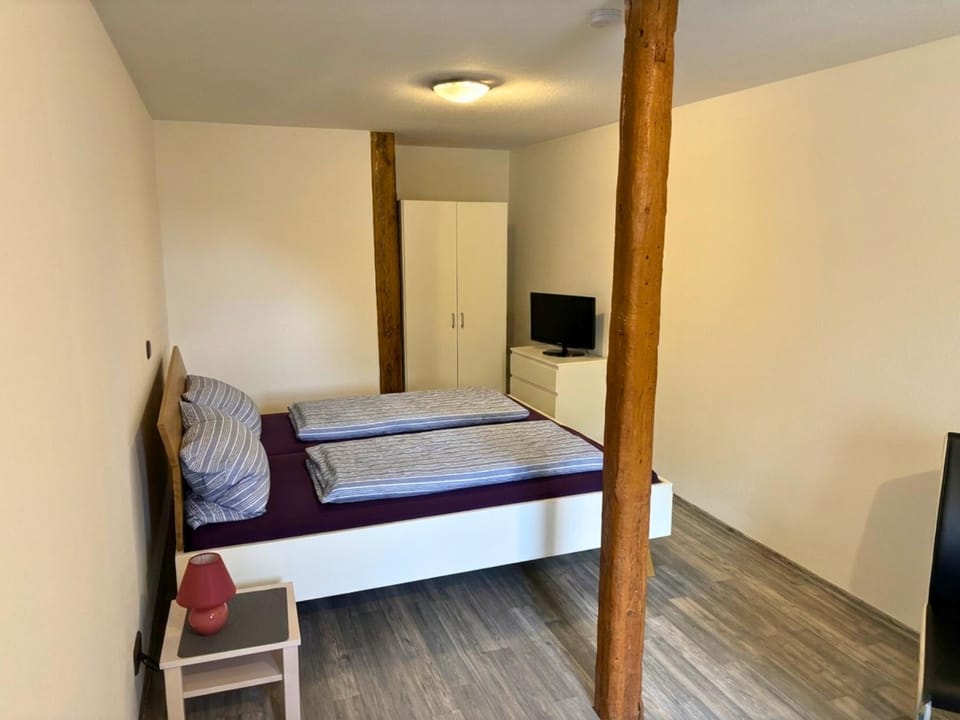Bed, TV and multimedia, Photo of the whole room, Bedroom