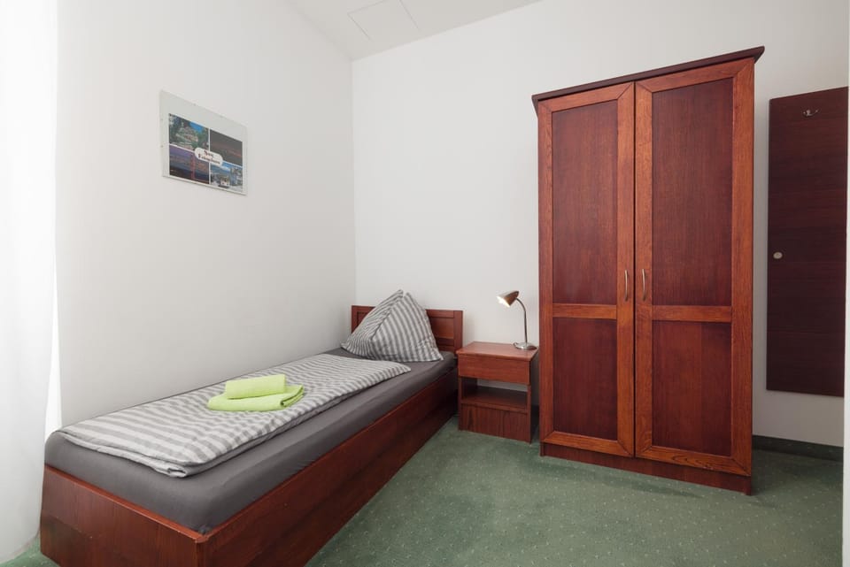 Photo of the whole room, Bedroom, towels, wardrobe