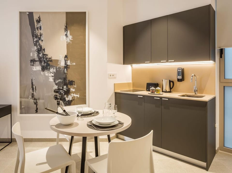 Coffee/tea facilities, Kitchen or kitchenette, Dining area