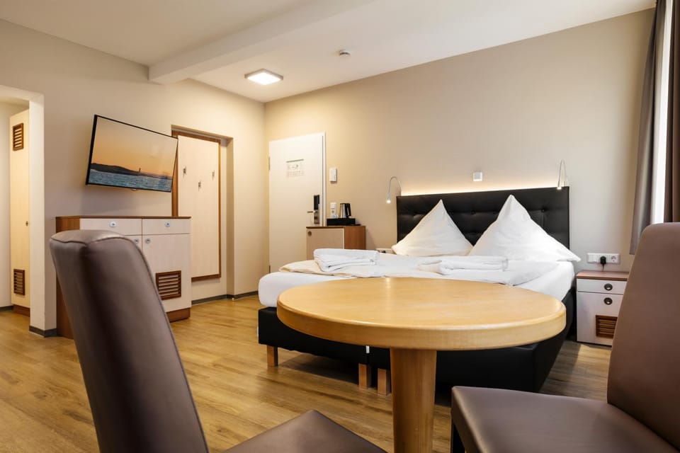 Bed, Photo of the whole room, Dining area