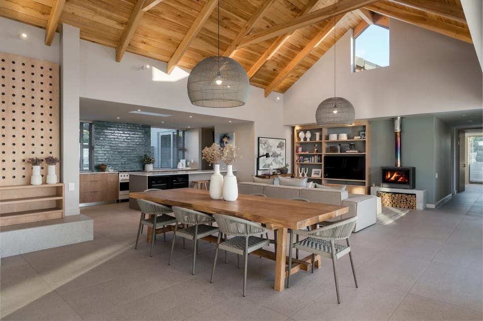 Kitchen or kitchenette, Living room, Seating area, Dining area, fireplace