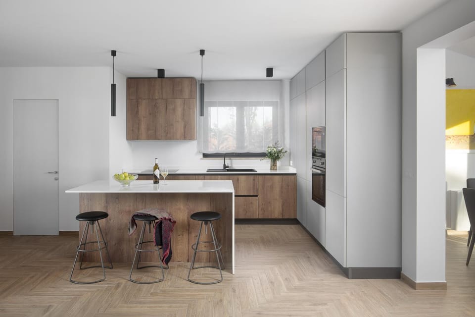 Kitchen or kitchenette, Dining area