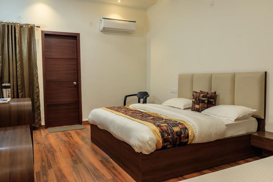 De Manora Homes - Unpretentious hotel with a garden , posh area Ranjit Avenue Hotel in Punjab, India