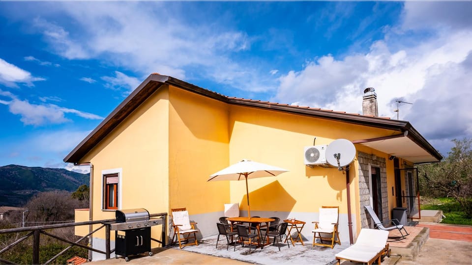 Property building, Natural landscape, BBQ facilities, Balcony/Terrace, Dining area, Mountain view