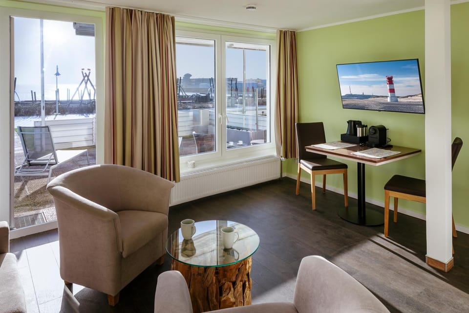 TV and multimedia, View (from property/room), Balcony/Terrace, Living room, Photo of the whole room, Seating area, Sea view